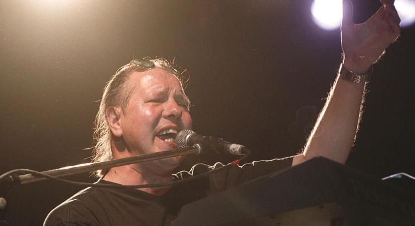 Ma öt éve hunyt el Balázs Fecó - ilyen most a sírja