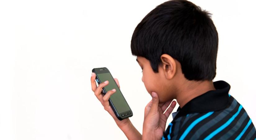 16 éves korhatárhoz kötnék az EU-ban a közösségi média használatát – az EP-képviselők többsége megszavazta az állásfoglalást