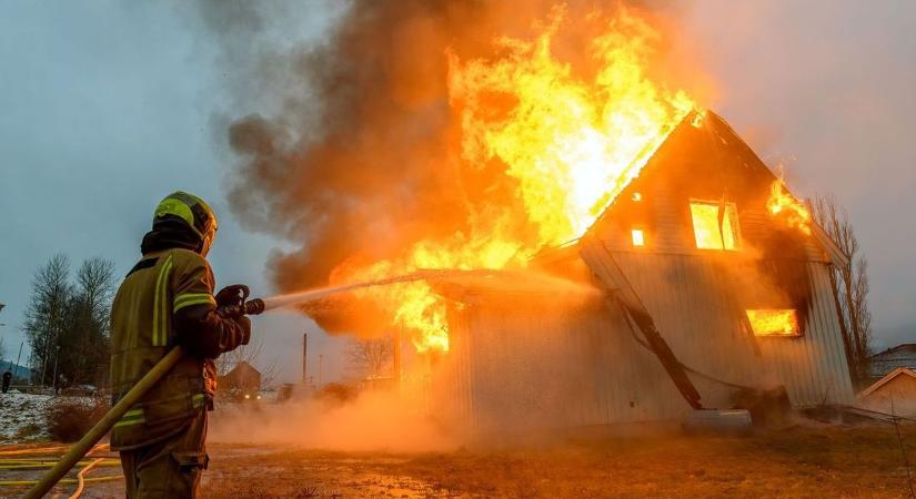 Csak a szerencsén múlt, hogy nem lobbant be a 40 liternyi üzemanyag az őcsényi háznál