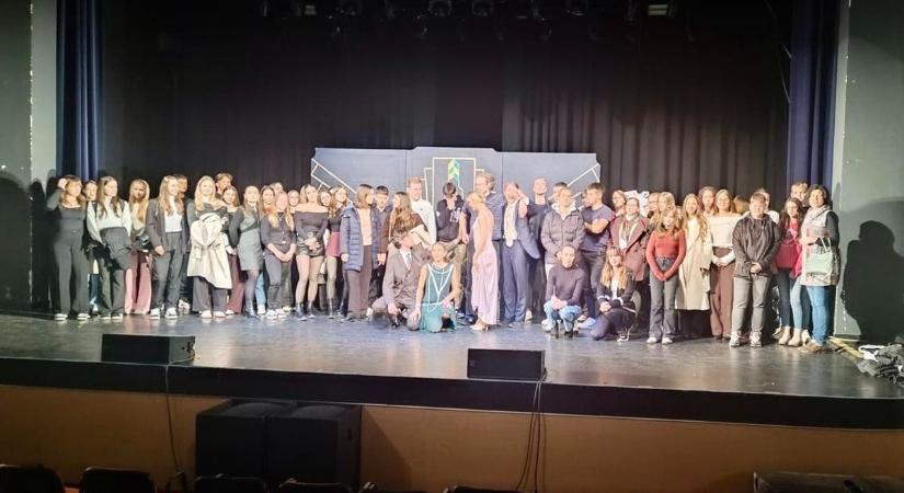 Angol nyelvű színházban jártak a barcsi gimnazisták