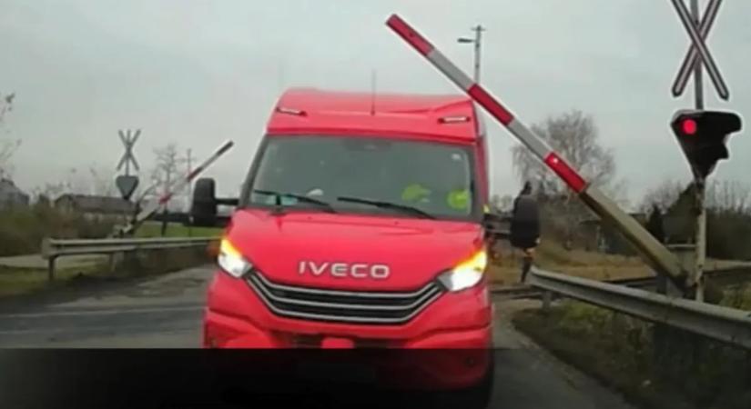 Elképesztő bénázást néztek végig a komáromi rendőrök egy vasúti átjáróban – videó