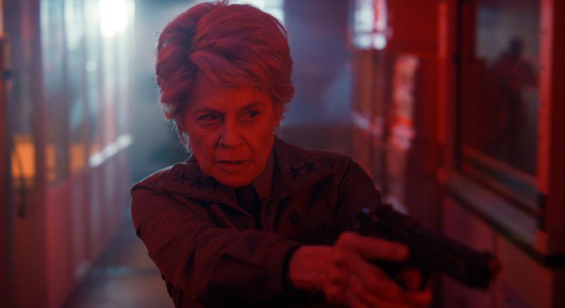 "Hála az égnek nem egy s*ggfej" - Linda Hamilton odáig van Millie Bobby Brownért, akit szerinte nem tette tönkre az, hogy gyerekként lett sztár