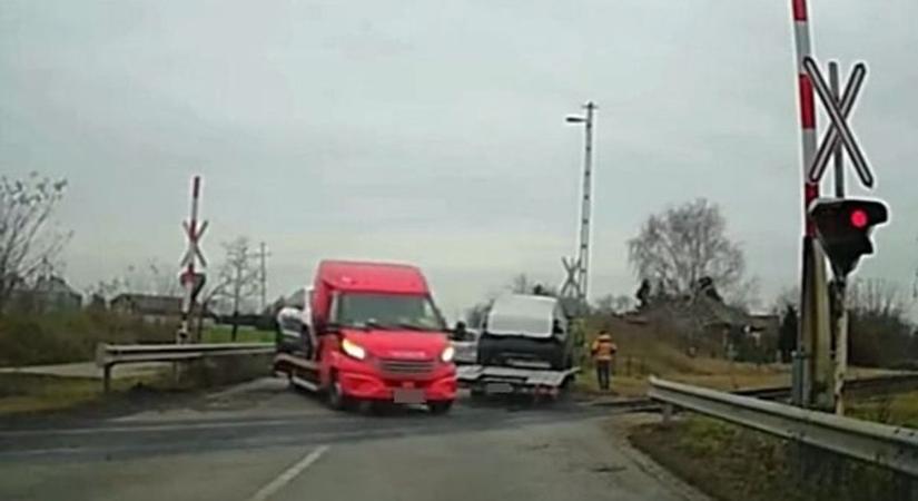 Egészen elképesztő, ami ebben a vasúti átjáróban tilos jelzésnél történt - videó