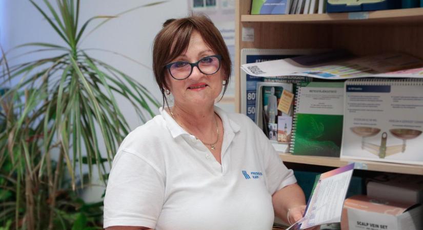 „Addig szabad csinálni, amíg nem fogy el a türelem” – Barti Péterné vehette át a kórházban a Szakdolgozói életműdíjat