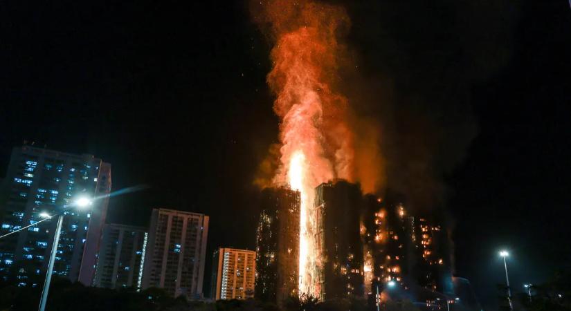 Megrendítő felvételek a lángoló lakóházakról: 13-an nem tudtak kiszabadulni
