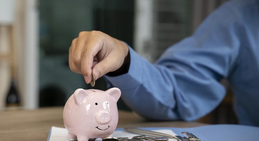 Rideg számok: egy átlagos magyar felnőttnek havi 57 ezer forint megtakarítása van