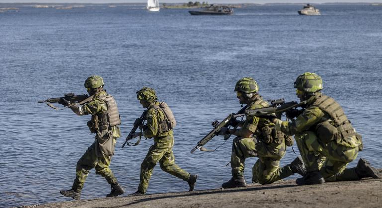 Hatalmas fegyverkezési programba kezd Svédország, így védekezne az orosz fenyegetés ellen