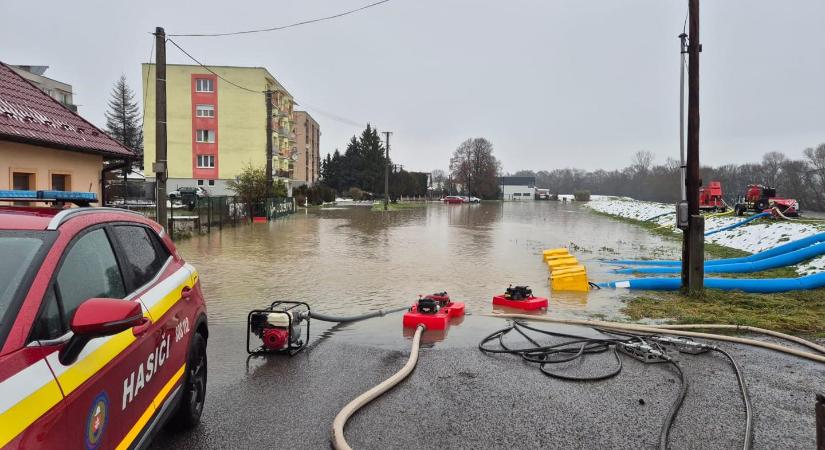 Kritikus helyzet Közép-Szlovákiában: árvíz után tükörjég fenyeget. Zólyomban evakuációra készülnek
