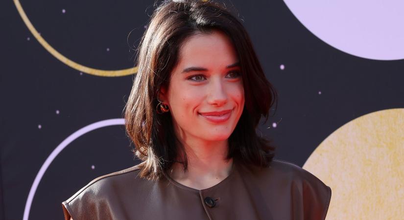 John Travolta 25 éves lánya, Ella Bleu melltartó nélküli címlapfotója felrobbantotta az internetet