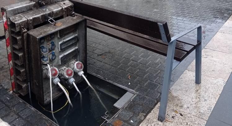 Úszott a vízben a Dobó téri elektromos csatlakozószekrény