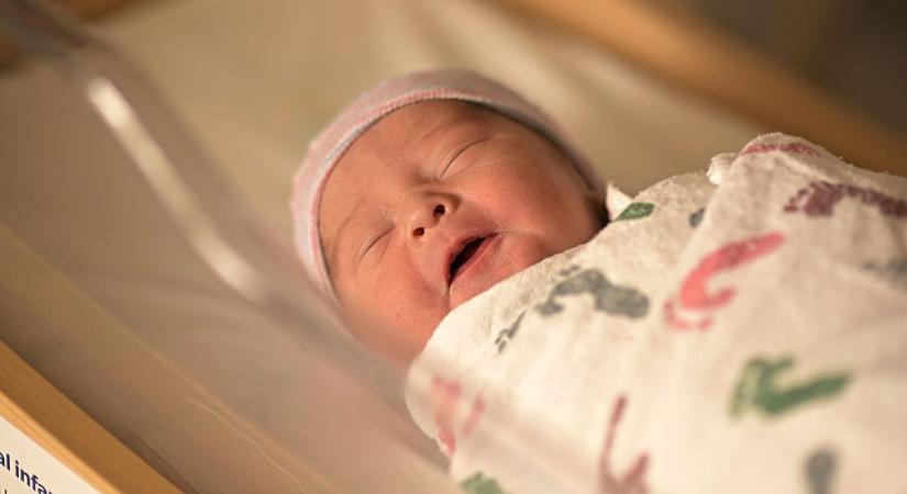 A kórházban visszatartott csecsemők egy részét azonnal haza lehetne engedni a TASZ szerint