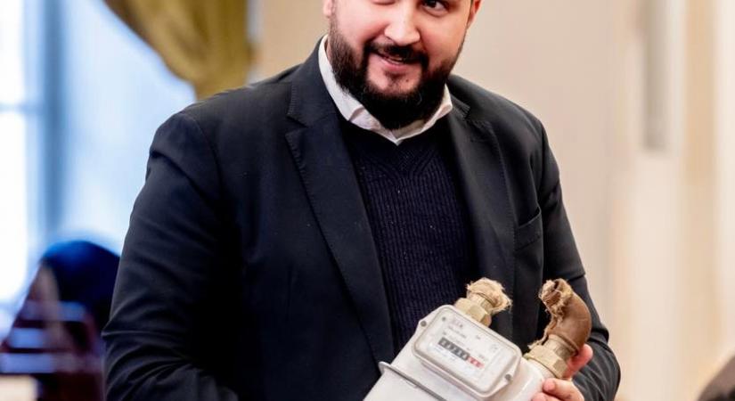 Gázóra-show a Közgyűlésben – felrobbant a hangulat