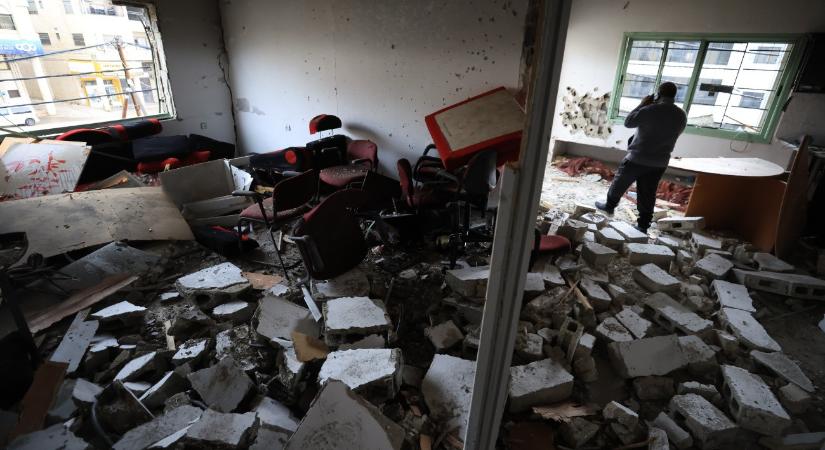 Buldózerekkel, helikopterekkel indított hadműveletet Izrael