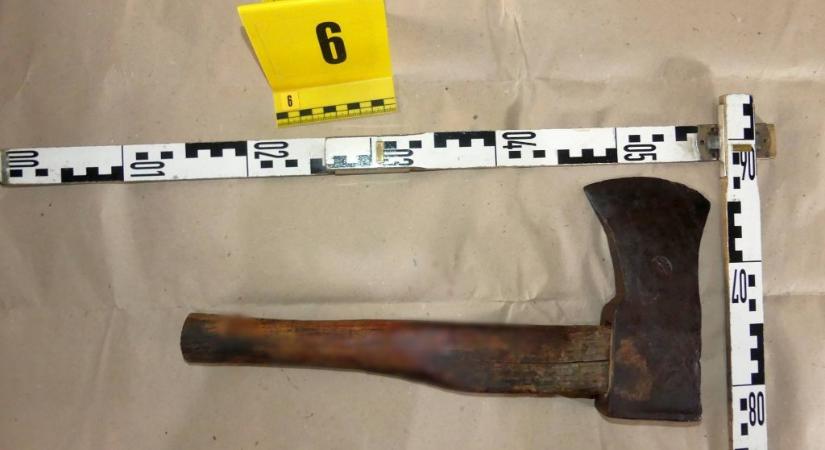 Baltával ütötte párja szeretőjét Eszteregnyén – Befejezték a nyomozást