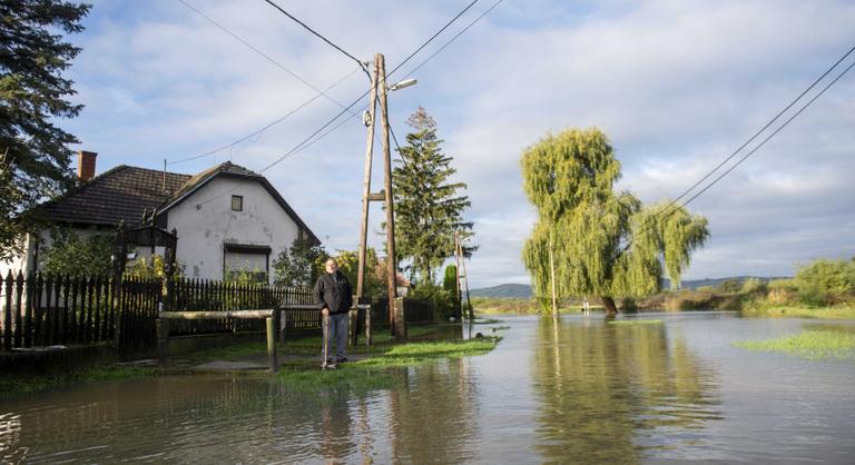 Harmadfokú árvízvédelmi készültség van egy nógrádi faluban, homokzsákokkal védekeznek