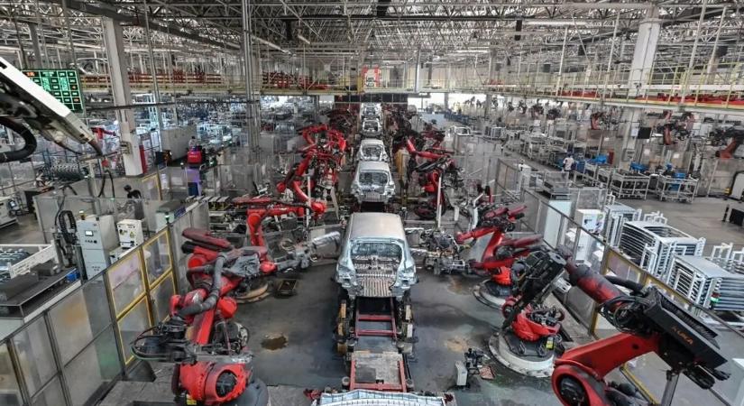 Fékezés nélkül a szakadék felé: a baloldali megszorítócsomag romba döntheti a magyar autóipar sikersztoriját