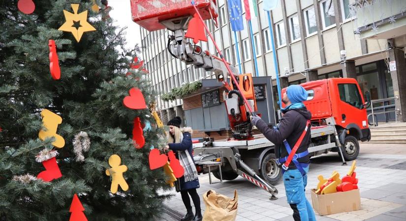 Mézike és csillagok a magasban: új díszeket kapott a zalai város karácsonyfája, nézd a fotókat! (galéria, videó)