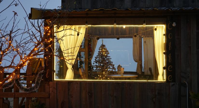 A legszebb kerti fényfüzérek – hogyan szereld fel okosan?