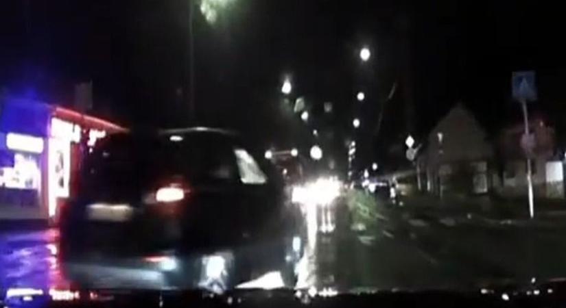 Vérfagyasztó manőver Pécsen: a piros lámpa sem zavarta a sofőrt (VIDEÓ)