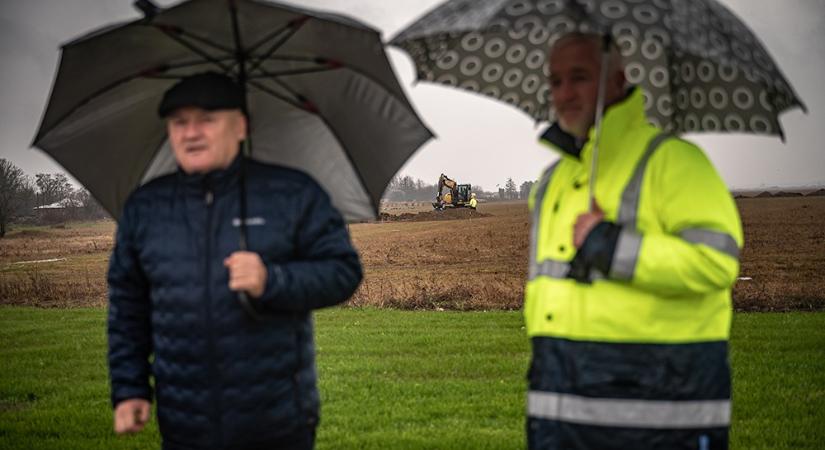 Ma kereken 4 éve, hogy Hende Csaba markolóval a háta mögött bejelentette, megépül a szombathelyi északkeleti elkerülő