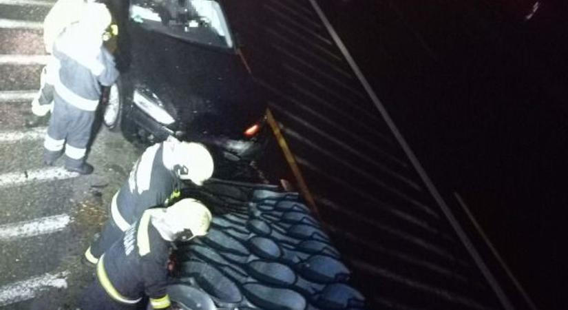 Súlyos ütközés az M1-esen: biztonsági elemnek csapódott egy autó Tatabánya közelében fotók