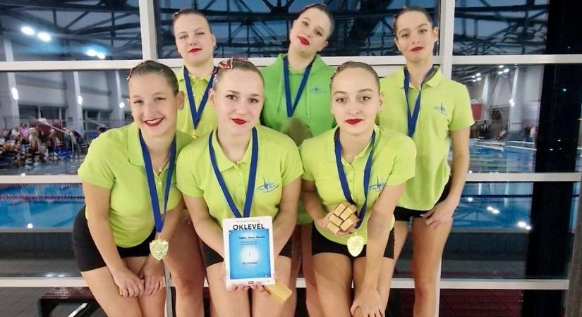 Aranyéremmel zárt a kaposvári felnőtt szinkronúszócsapat