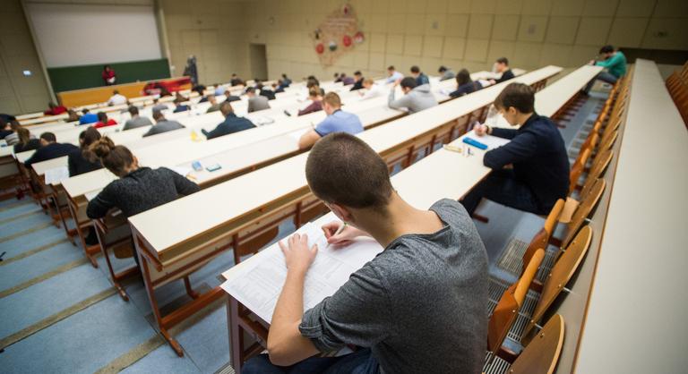 Elsősorban a politikai környezet űzi külföldi egyetemekre a magyar fiatalokat