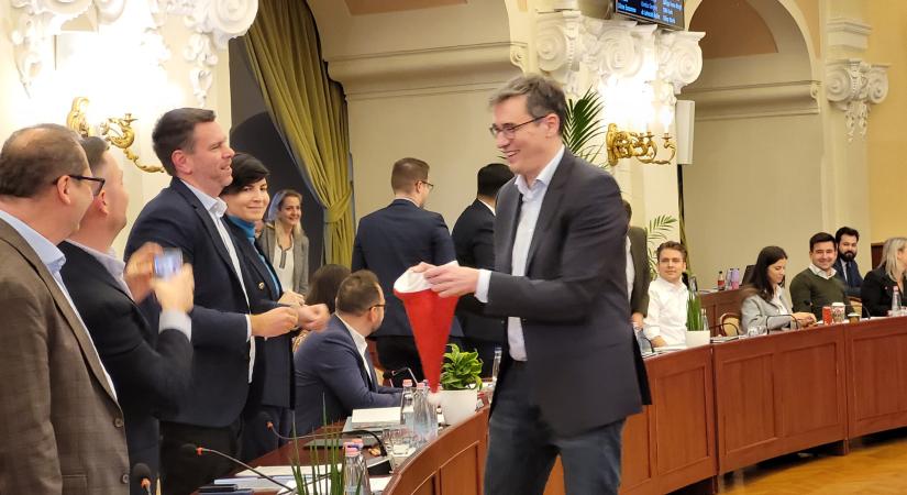 Idén is megajándékozzák egymást a fővárosi képviselők, fotókon a karácsonyi húzós játék