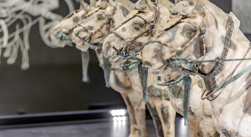 Kínai katonák masíroznak a Hősök terén