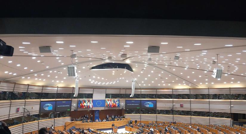 Betiltaná a közösségi médiát a 16 éven aluliaknak az Európai Parlament