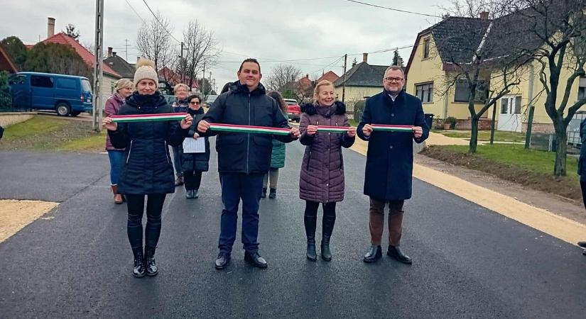 Ez az út újult meg Veszprémvarsányban – Nagyon várták már a helyiek