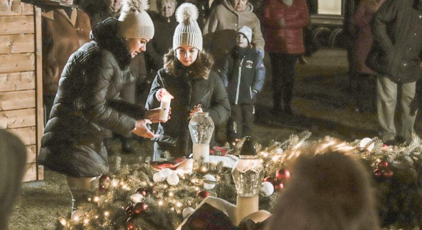 Adventi gyertyák gyúlnak a városban