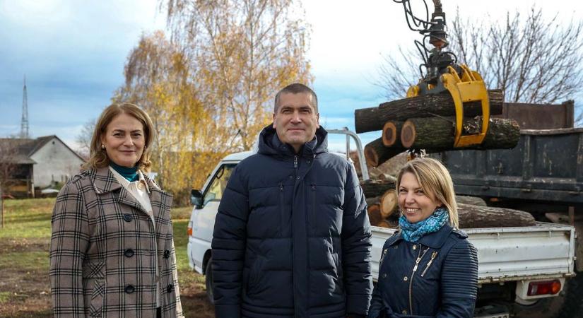 Időben érkező segítség: tűzifát kaptak a rászorulók Aparhanton (képgaléria)