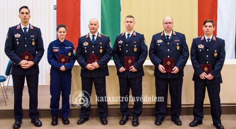 Őrájuk lehet büszke Komárom-Esztergom: ezek a tűzoltókat nevezték ki a katasztrófavédelemnél