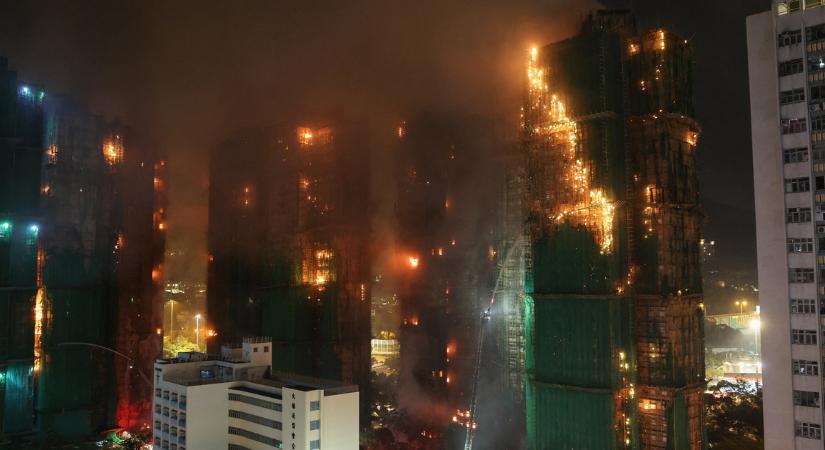 Kiderült, hogyan terjedt el villámgyorsan a tűz Hongkongban, a lakótömb továbbra is lángokban áll