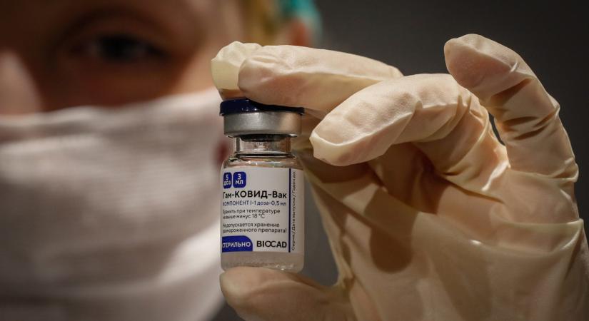 Népszava: nem egyezik a Szputnyik V klinikai tesztjén vizsgált vakcina a forgalomba került oltóanyaggal