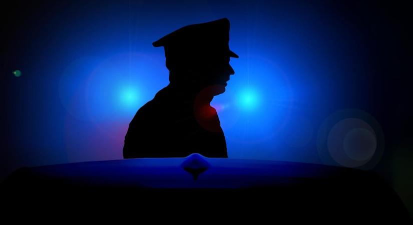 Lopott autóval menekült egy tolvaj, villanyoszlop vetett véget a száguldásának