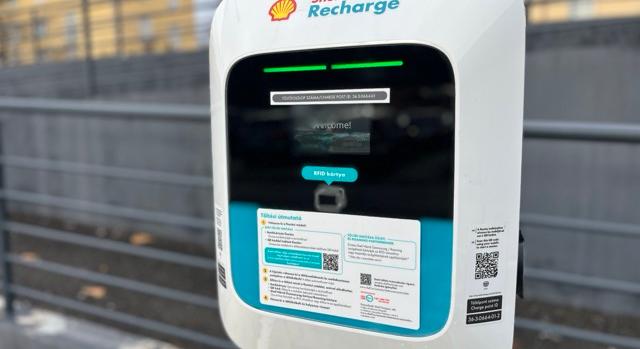 Már a komlói Tesconál is lehet elektromos autót tölteni