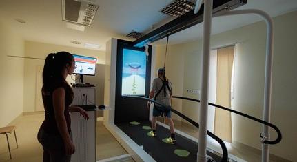 Modern fizio- és robotterápiás eszközök érkeztek a pécsi klinikákra – új szintre lép a rehabilitáció