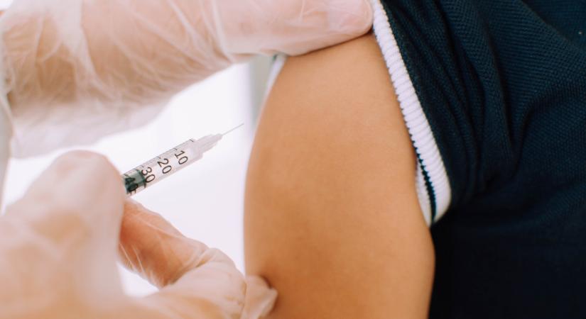 Komoly bejelentés jött a COVID-oltásokról: most közölte az NNGYK, ez rengeteg magyart érint