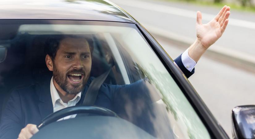 Őrült jeleneteket rögzítettek az autósok fedélzeti kamerái – centiken múltak a tragédiák – videóval