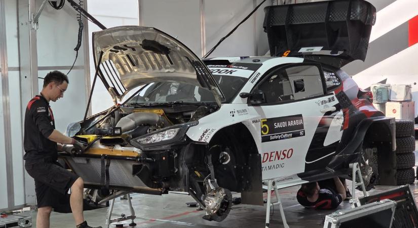 Defektpara, 35 fok és rally-legendák: benéztük a Toyota szaúd-arábiai főhadiszállására