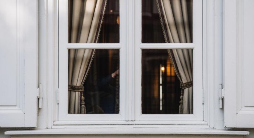 Szökik a meleg? Bevált módszerek huzatos ablakok ellen