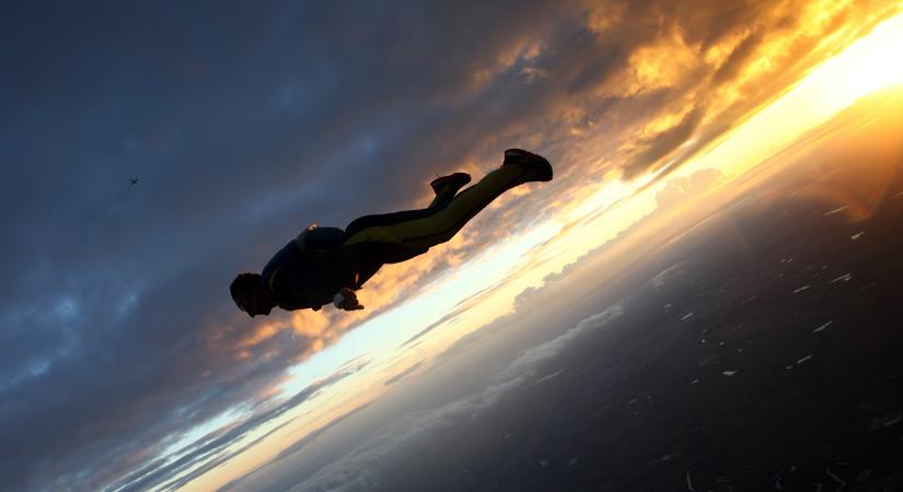 Meghalt egy tapasztalt ejtőernyős, nem nyílt ki az ernyője