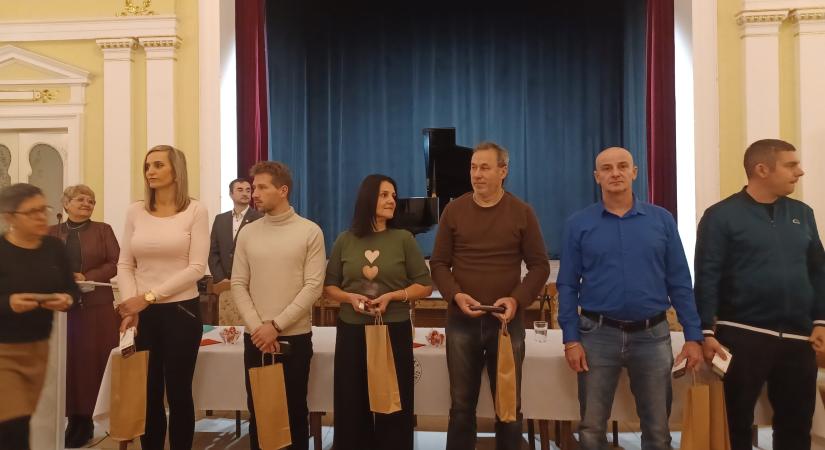 A véradás az egyik leghumánusabb cselekedet – Komáromban kitüntették a többszörös véradókat