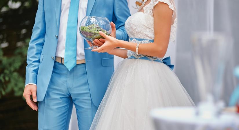 Menyasszonyi ruhában mentett életet egy ápolónő az autópályán