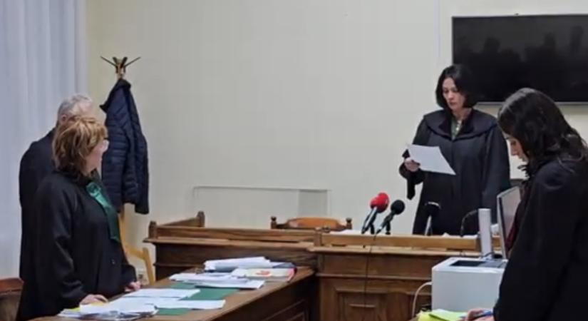 Néhány évre eltiltották foglalkozásától a polgári katolikus papot, akit kislányok mellének fogdosásával vádolnak