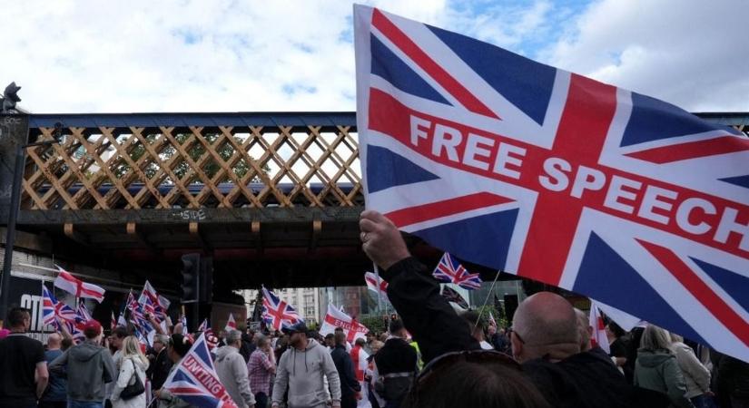 Ezt még a Szovjetunió is megirigyelné: Nagy-Britanniában maximális fordulatszámra kapcsolták a cenzúrát