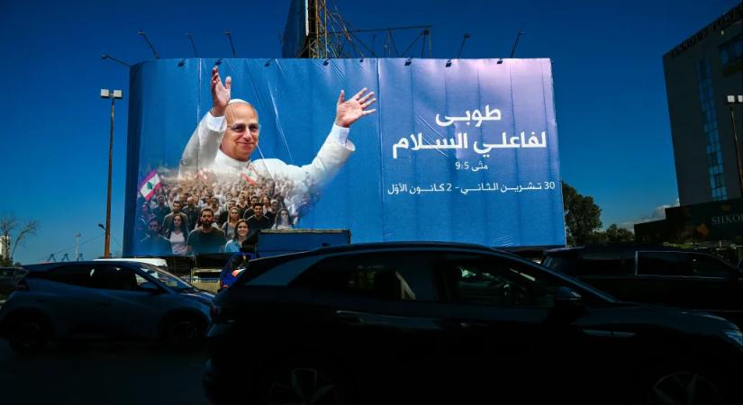 XIV. Leó első külföldi útján azt mutatja, olyan közel megy a tűzhöz, hogy akár bele is sétál