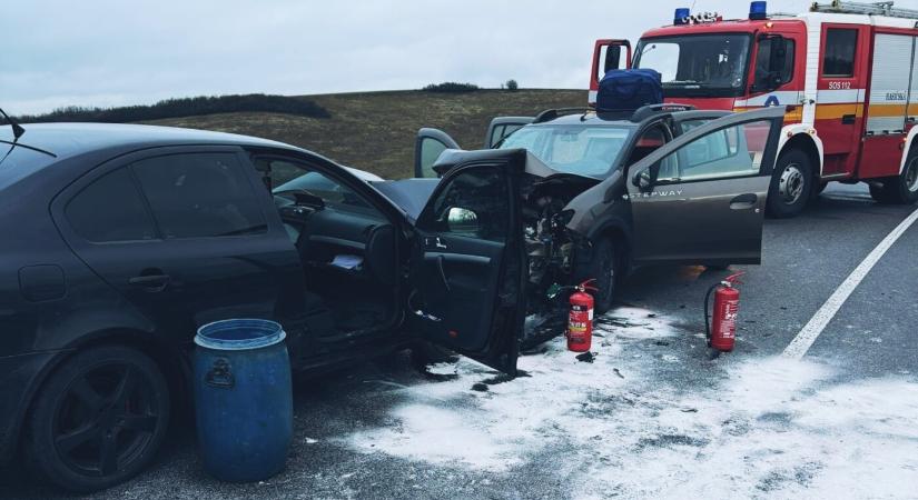 Szemből ütközött két autó, meghalt egy nő Bátka és Gömörfüge között (FOTÓK)